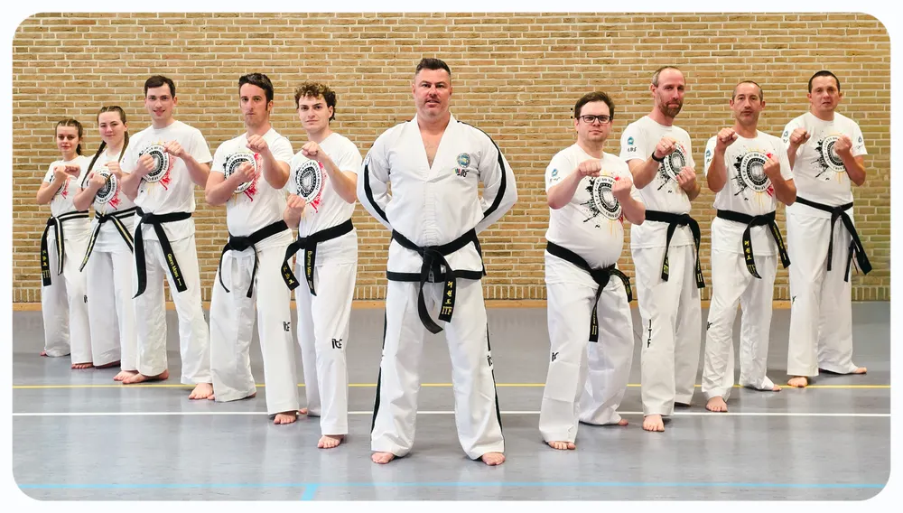 Groepsfoto van alle zwarte gordels van Chon-ji Taekwondo Gent